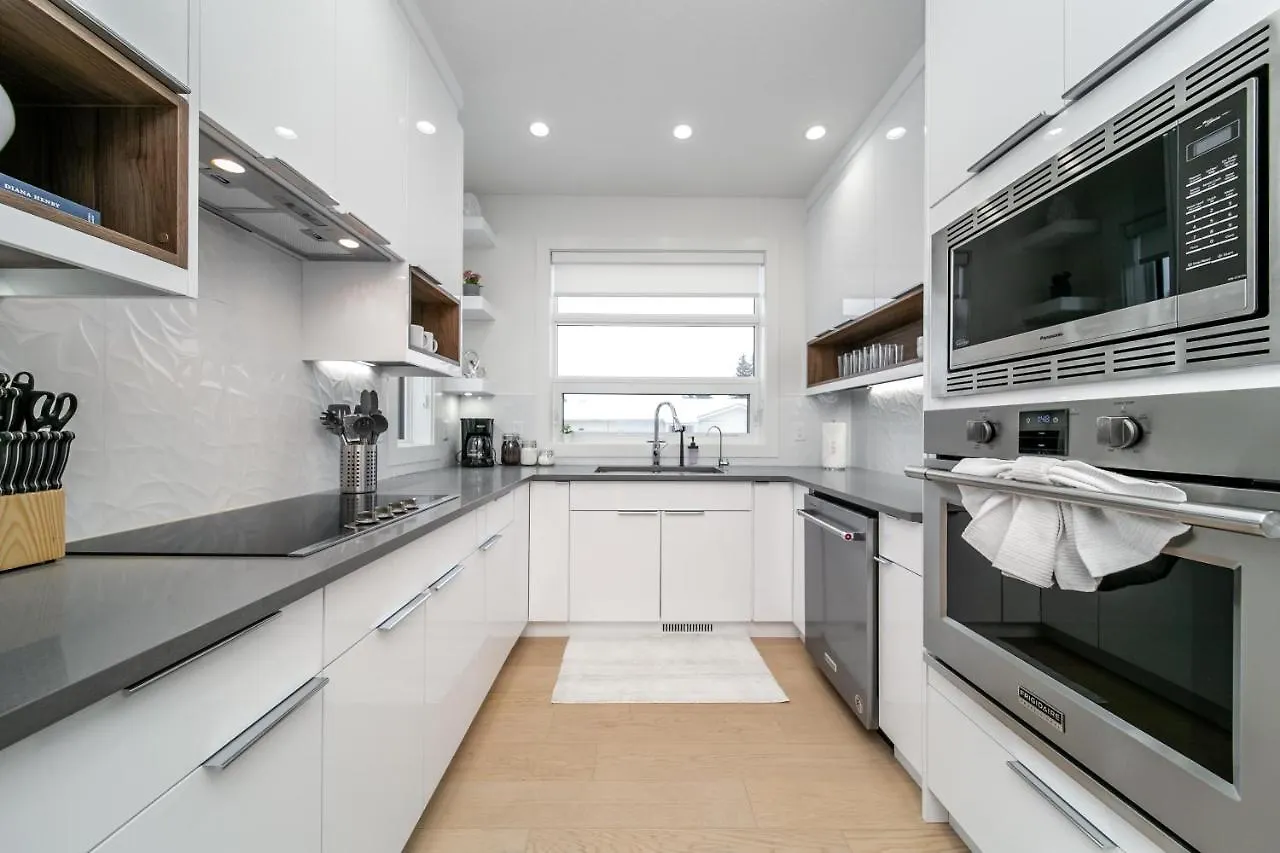 Bright Modern Home - King Bed - Free Parking - Fireplace - Fast Wi-Fi - Free Netflix Edmonton