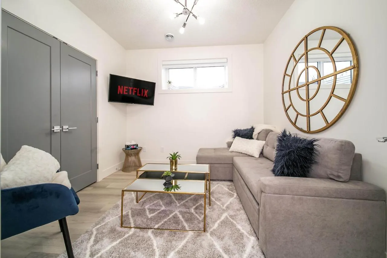 Holiday home Bright Modern Home - King Bed - Free Parking - Fireplace - Fast Wi-Fi - Free Netflix Edmonton