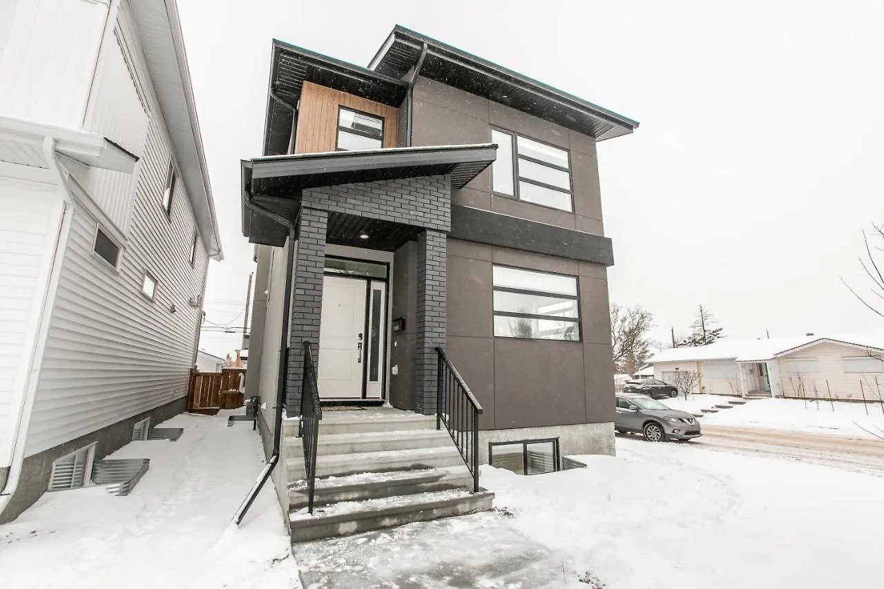 Bright Modern Home - King Bed - Free Parking - Fireplace - Fast Wi-Fi - Free Netflix Edmonton Canada