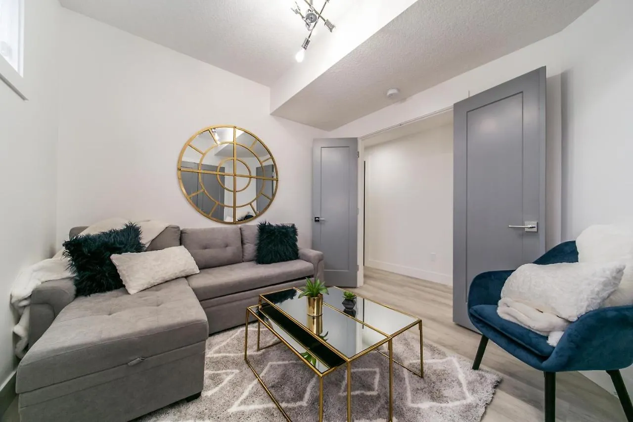 Holiday home Bright Modern Home - King Bed - Free Parking - Fireplace - Fast Wi-Fi - Free Netflix Edmonton Canada