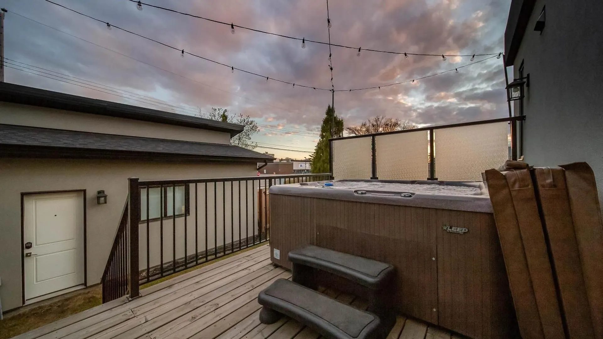 Bright Modern Home - King Bed - Free Parking - Fireplace - Fast Wi-Fi - Free Netflix Edmonton 0*,  Canada