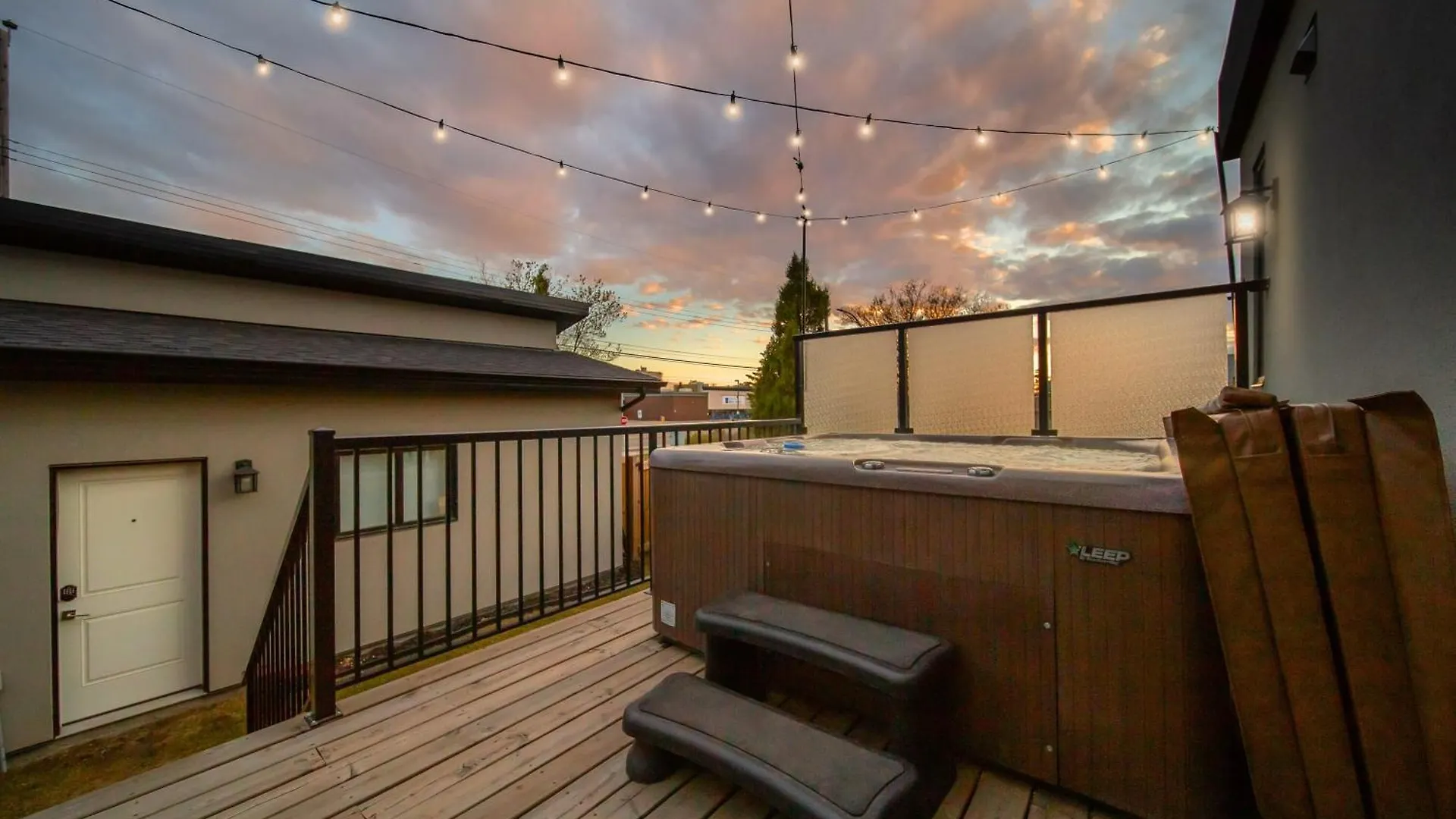 Bright Modern Home - King Bed - Free Parking - Fireplace - Fast Wi-Fi - Free Netflix Edmonton