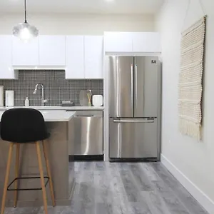 Executive Bsmt Suite, King Bed, 5 Min To Dt & Whyte Ave, Sleeps 6! Edmonton